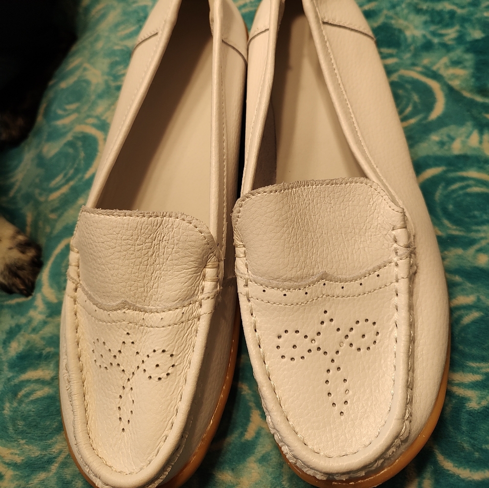WOMANS WHITE FLATS